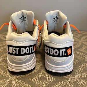 These are the Air max 1’ just do it they are slightly worn. They are size 10.5!
